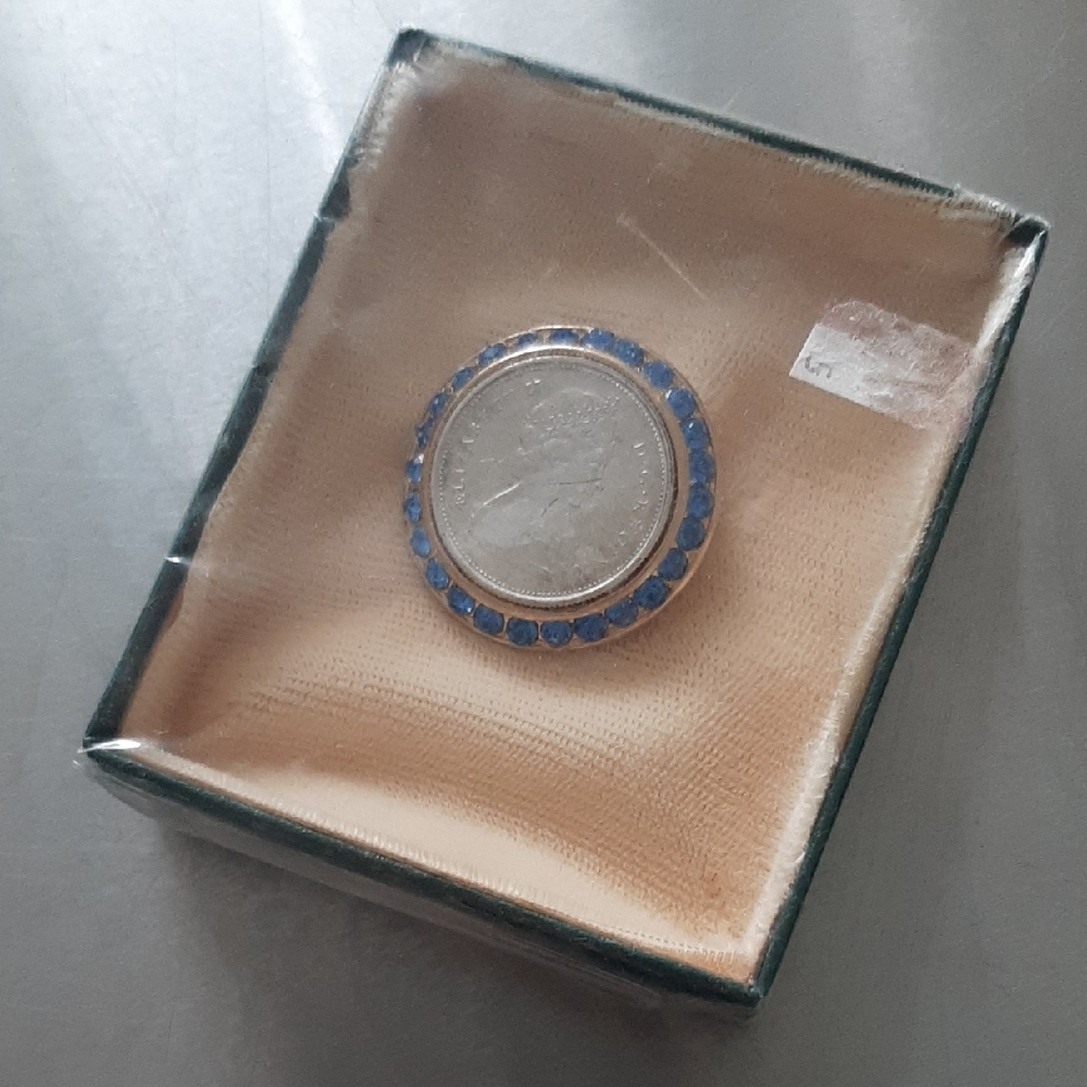 VINTAGE New Old Stock QUEEN ELIZABETH Blue and Silver 25 cent Coin Brooch - Picture 5 of 5